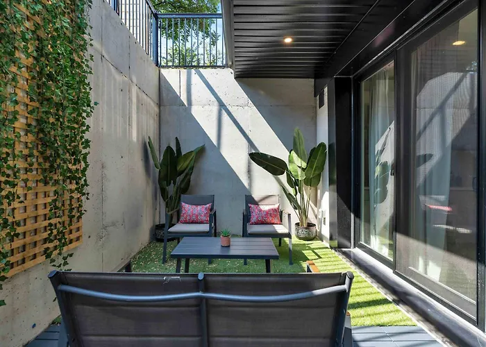 Luxury 2-Bedroom Oasis At College & Bathurst Toronto