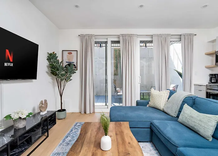 Luxury 2-Bedroom Oasis At College & Bathurst Toronto